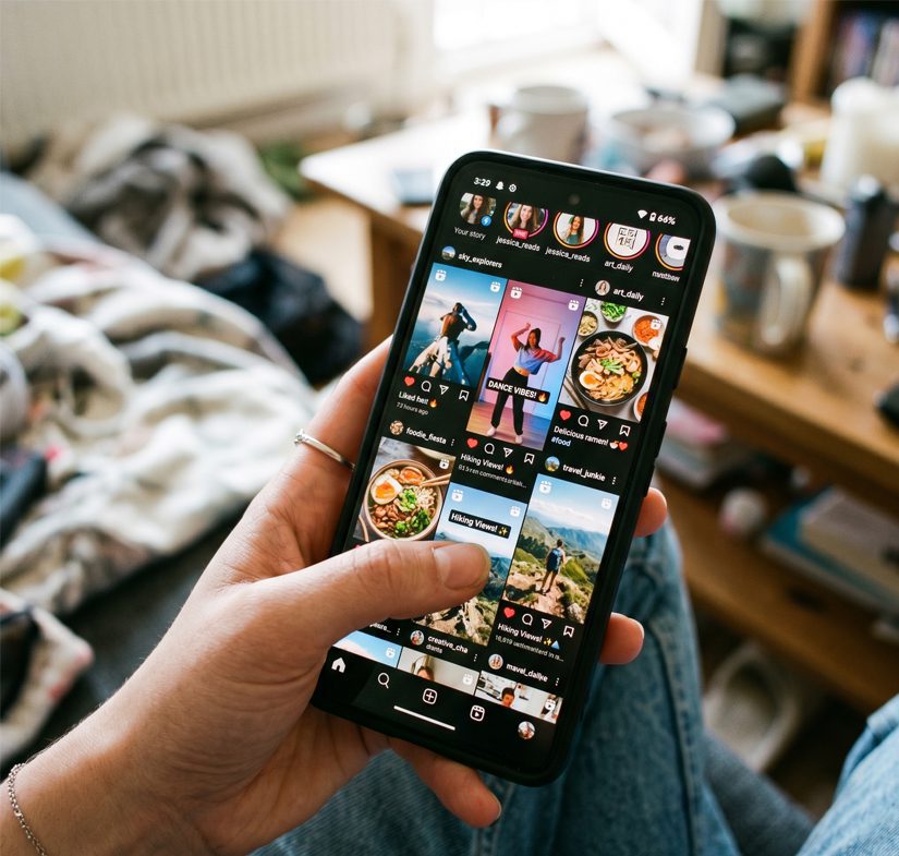 Person scrollt auf Smartphone durch Social Media Feed